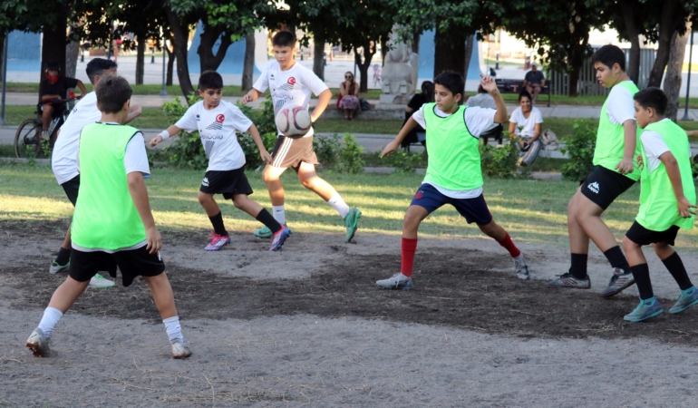 Muhtar, mahallesine futbol sahası kazandırdı