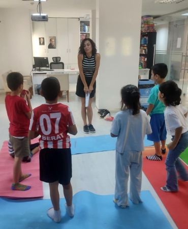 Tekelioğlu İl Halk Kütüphanesi Sevgi Evleri’nden gelen çocuklara kapılarını açtı