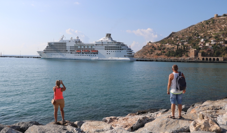 İngiliz turistler Alanya’ya kruvaziyerle geldi
