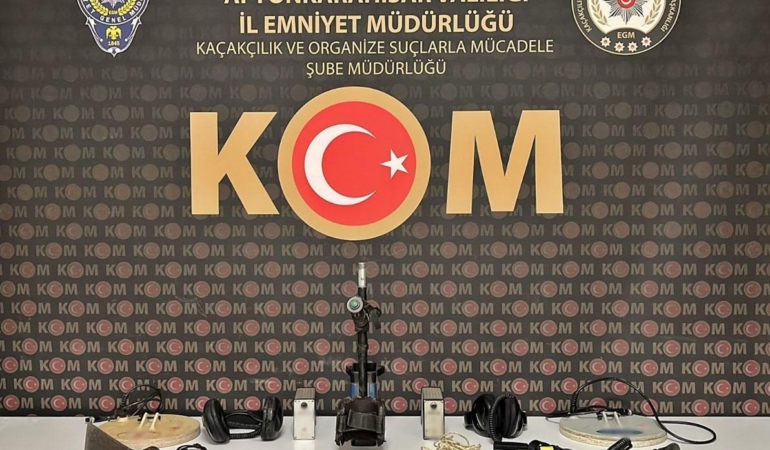 Defineciler yakalandı