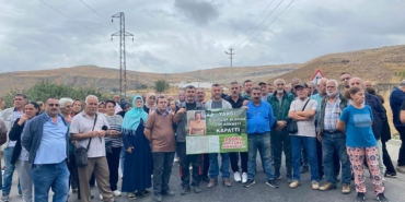 Çiğlilerden Harmandalı’da geçici depolamaya, çöp kamyonlarının yolunu keserek tepki