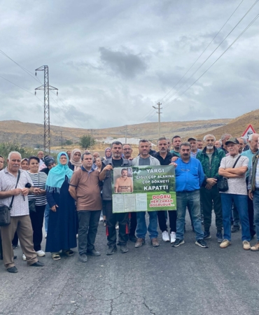 Çiğlilerden Harmandalı’da geçici depolamaya, çöp kamyonlarının yolunu keserek tepki