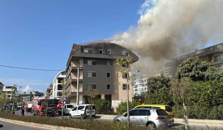 Çatı katındaki yangın büyümeden söndürüldü