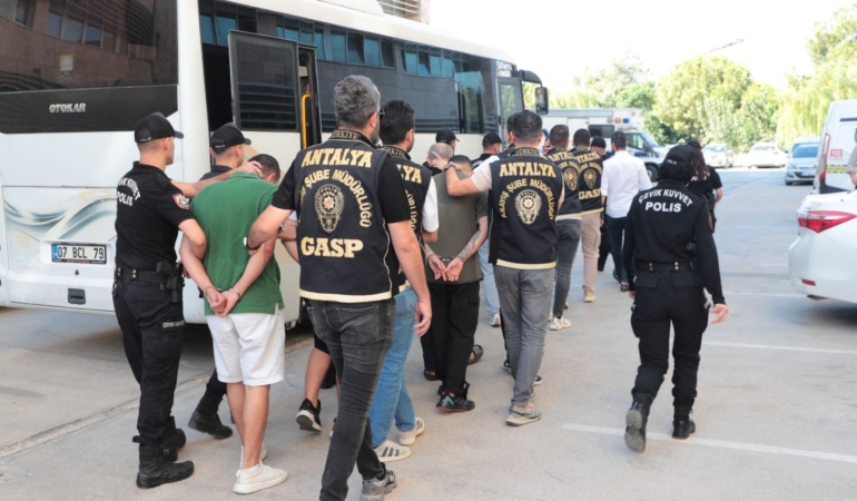 Antalya ve İstanbul’da silahlı suç örgütüne eş zamanlı operasyon: 2 tutuklama