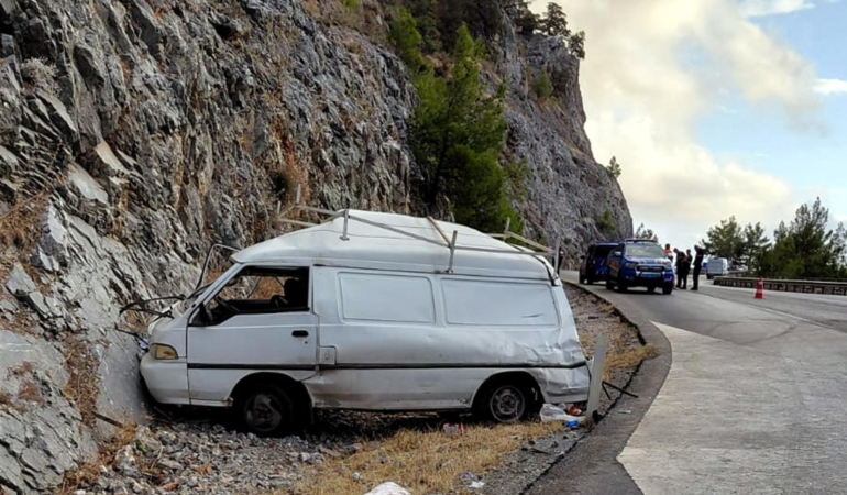 Yolcu otobüsüyle minibüs çarpıştı: 1 ölü, 1 yaralı