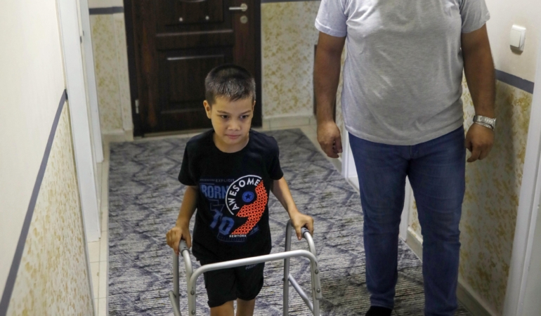 Hastalığına teşhis konulamayan Mert’in yürüyebilmesi için tedaviye başlandı