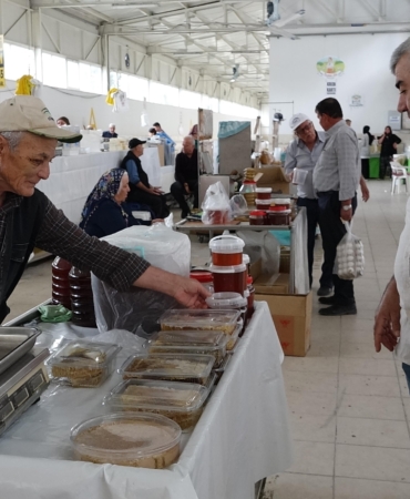 Kavga eden esnafları başkan barıştırdı