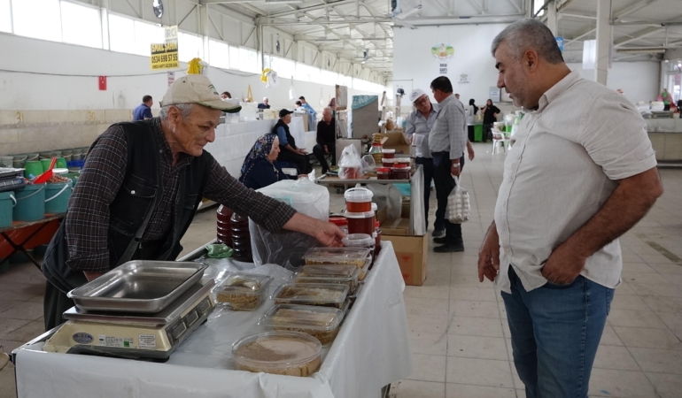 Kavga eden esnafları başkan barıştırdı