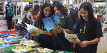 Antalya Kitap Fuarı’na Öğrenci Akını!