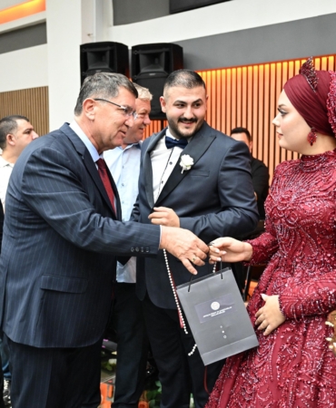 Genç Çiftin Nişan Törenine Esnaf Desteği