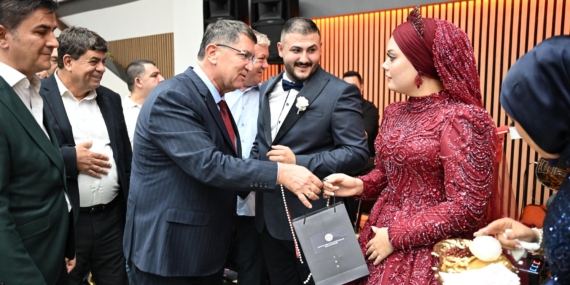 Genç Çiftin Nişan Törenine Esnaf Desteği Genç Çiftin Nişan Törenine Esnaf Desteği