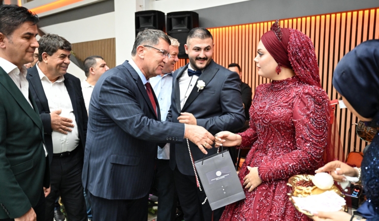 Genç Çiftin Nişan Törenine Esnaf Desteği