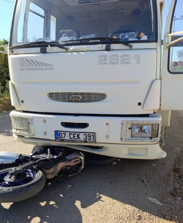 Kamyonla çarpışan motosikletin sürücüsü hayatını kaybetti