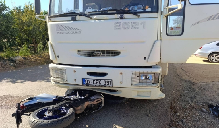 Kamyonla çarpışan motosikletin sürücüsü hayatını kaybetti