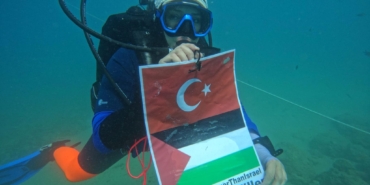 Su altında işaret diliyle Gazze eylemi