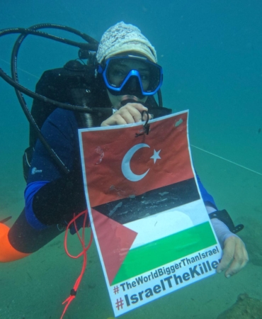 Su altında işaret diliyle Gazze eylemi