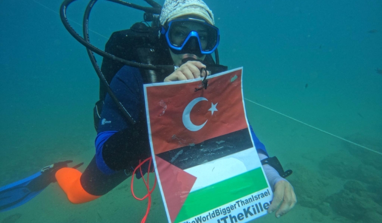Su altında işaret diliyle Gazze eylemi