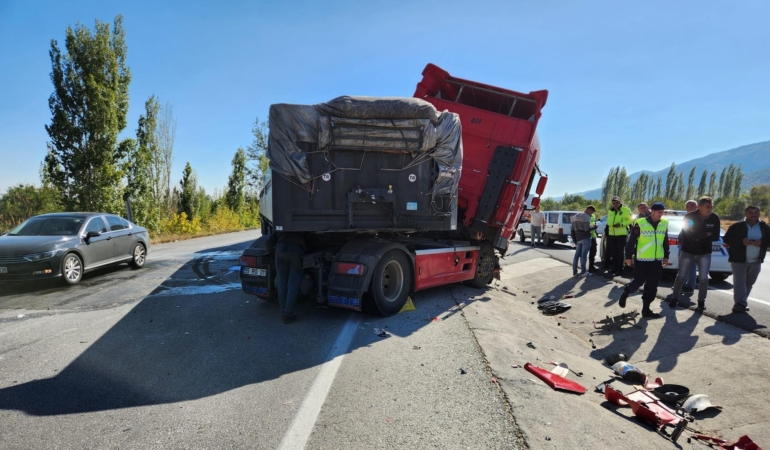 2 TIR çarpıştı; 3’ü ağır, 4 yaralı