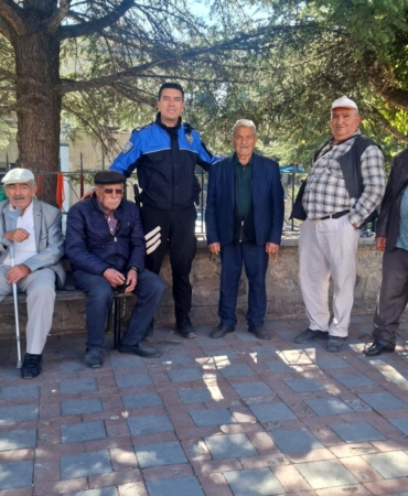 Polisten yaşlılara ziyaret