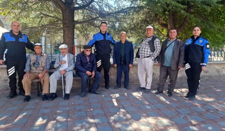 Polisten yaşlılara ziyaret