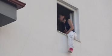 Çocukları, üzerlerine benzin döküp yakmaya çalışan sanığa, akıl sağlığı olmadığı için ceza verilmedi