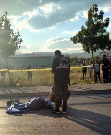 Afyonkarahisar’da TIR’la çarpışan motosikletteki 2 kişi öldü