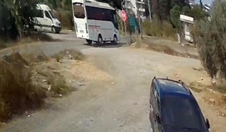 Okul servis minibüsü ile midibüs çarpıştı; 7 öğrenci yaralı