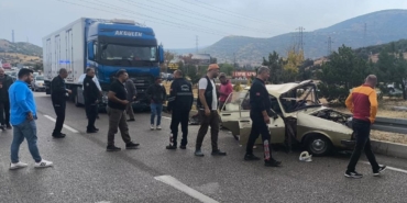 2 otomobil ile TIR çarpıştı: 2 ölü, 3 yaralı