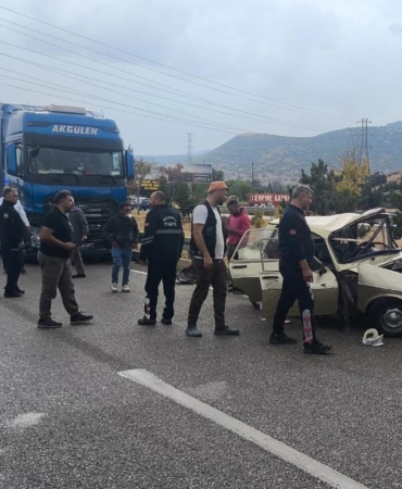 2 otomobil ile TIR çarpıştı: 2 ölü, 3 yaralı