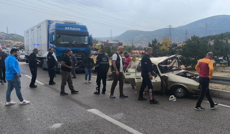 2 otomobil ile TIR çarpıştı: 2 ölü, 3 yaralı