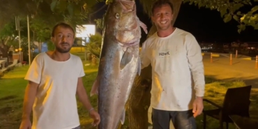 Oltayla 60 kiloluk balık yakalayıp, gelirini kimsesiz çocuklara bağışladılar