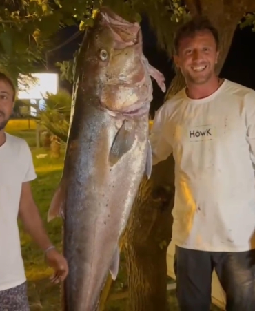 Oltayla 60 kiloluk balık yakalayıp, gelirini kimsesiz çocuklara bağışladılar