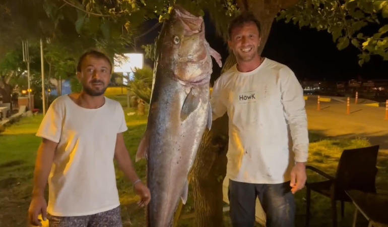 Oltayla 60 kiloluk balık yakalayıp, gelirini kimsesiz çocuklara bağışladılar