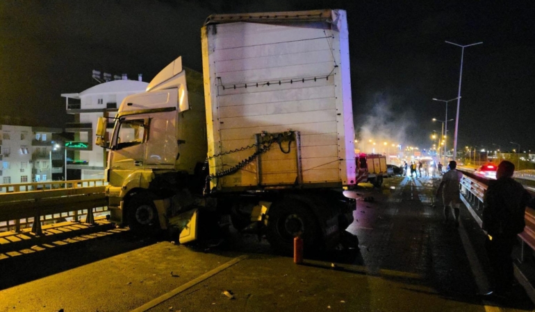 Otomobille çarpışan TIR sürücüsü yaralandı