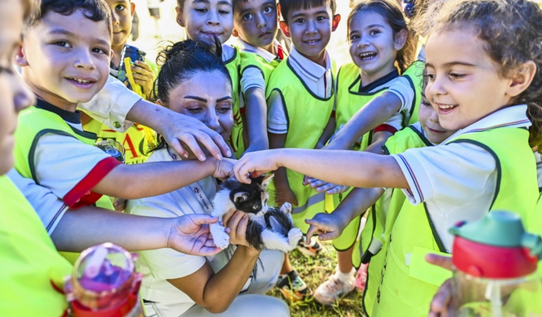 Çocuklar patili dostlarıyla buluştu