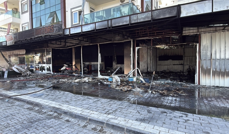 Tamirhanedeki yangında motosikletler zarar gördü