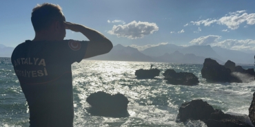 Kayalıkta mahsur kaldı, ekipleri beklemeden yüzerek kıyıya çıktı