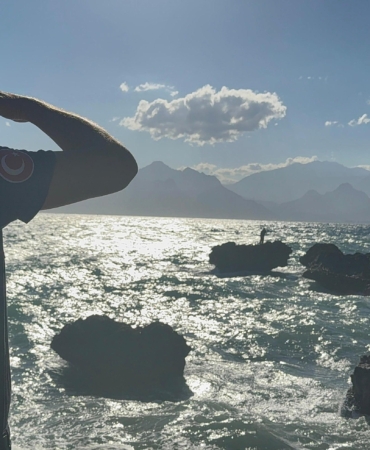 Kayalıkta mahsur kaldı, ekipleri beklemeden yüzerek kıyıya çıktı