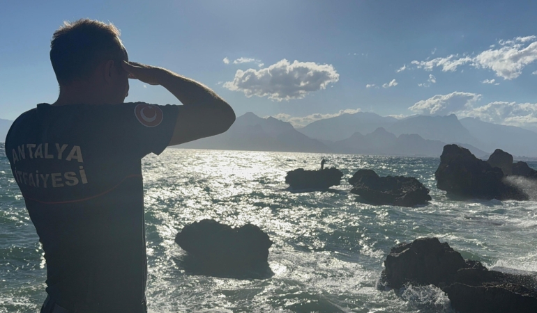 Kayalıkta mahsur kaldı, ekipleri beklemeden yüzerek kıyıya çıktı