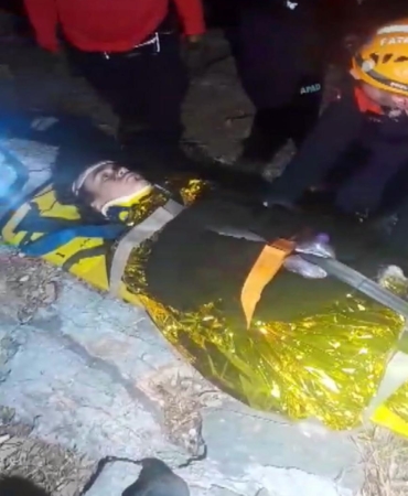 Alanya’da kayalık alanda mahsur kalan 2 çocuk kurtarıldı