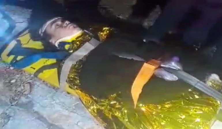 Alanya’da kayalık alanda mahsur kalan 2 çocuk kurtarıldı