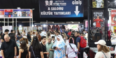 15. Antalya Kitap Fuarı’nda yazarlar okurlarıyla buluştu