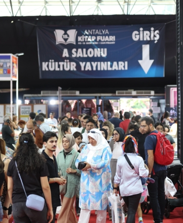15. Antalya Kitap Fuarı’nda yazarlar okurlarıyla buluştu