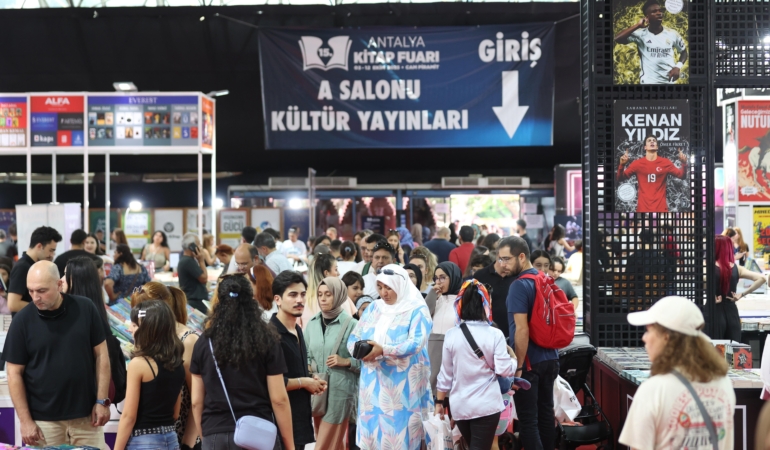 15. Antalya Kitap Fuarı’nda yazarlar okurlarıyla buluştu