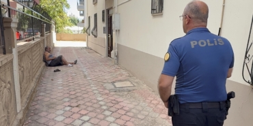 Üzerine tiner döküp, kendini yakmaya çalıştı