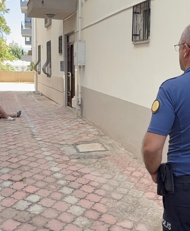 Üzerine tiner döküp, kendini yakmaya çalıştı