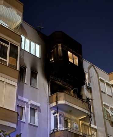 Evde çıkan yangında yaşamını yitirdi, eşi dumandan etkilendi