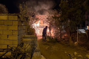 Bahçedeki yangının büyümemesi için seferber oldular