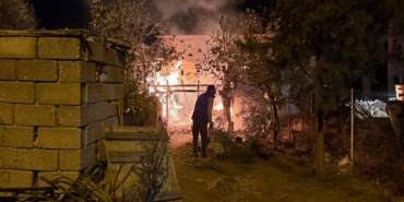 Bahçedeki yangının büyümemesi için seferber oldular