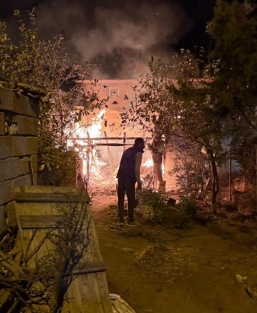 Bahçedeki yangının büyümemesi için seferber oldular